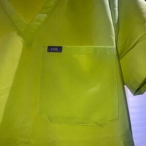 FIGS Catarina One-Pocket Scrub Top
Color: Serving Lime/Neon Yellow
Size M